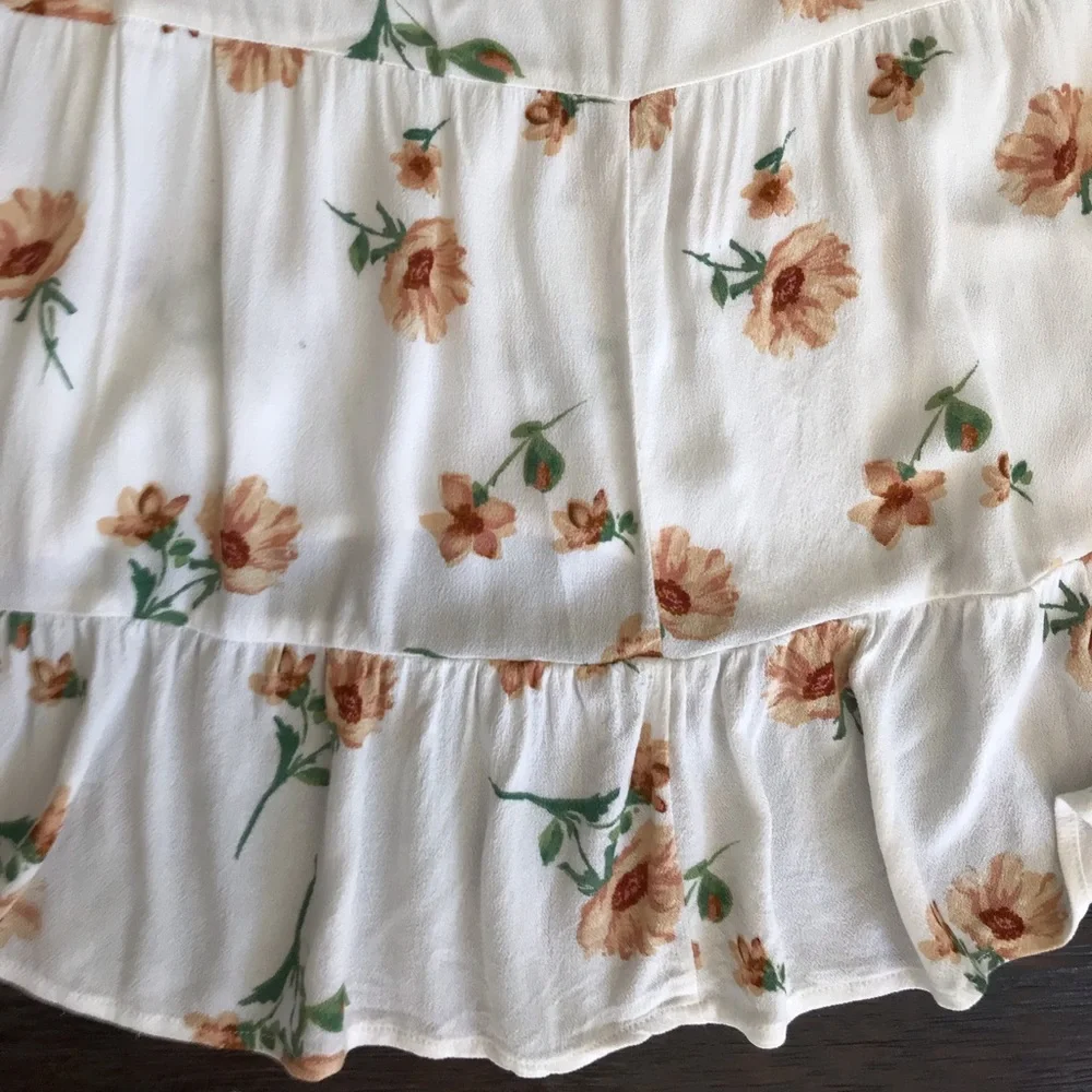 STUNNING FOREVER 21 FLORAL TOP🌻 - Picture 3 of 9